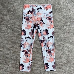 Size M capri length work out leggings‎